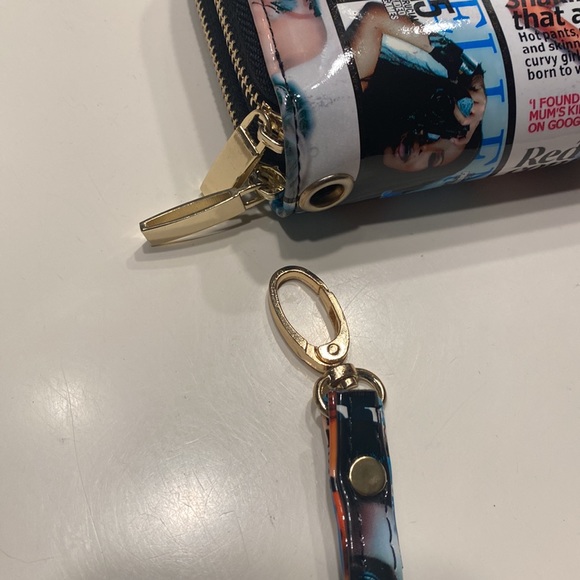 PATENT LEATHER MAGAZINE PRINT WALLET/WRISTLET - Picture 8 of 8